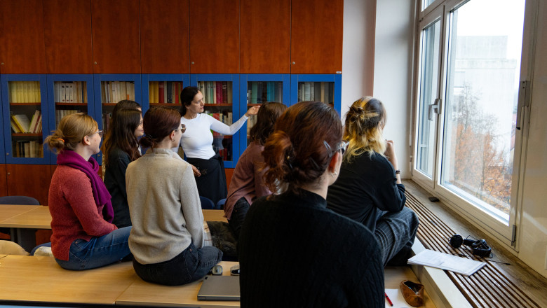 Karierni dan Oddelka za germanistiko z nederlandistiko in skandinavistiko, lekt. dr. Mateja Gaber s študentkami in študenti primerjalne književnosti in germanistike (foto: Jelena Milohanić)